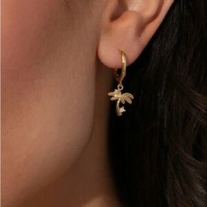 NEW Uncommon James Gold Palm Tree Huggie Earrings.